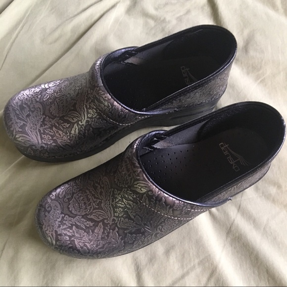 dansko filigree floral patent